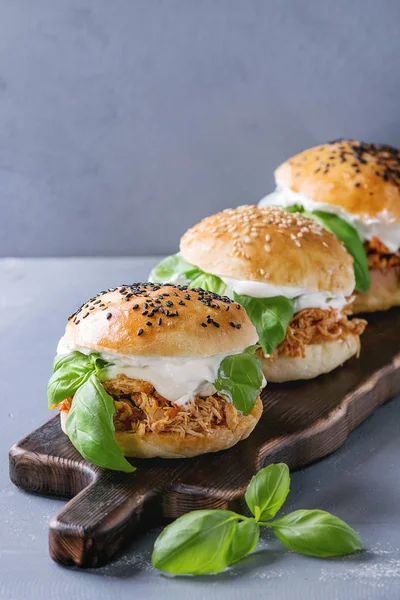 Mini hamburguesas caseras con pollo tirado —  Fotos de Stock