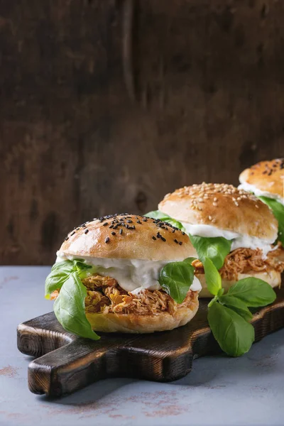 Mini hamburguesas caseras con pollo tirado —  Fotos de Stock