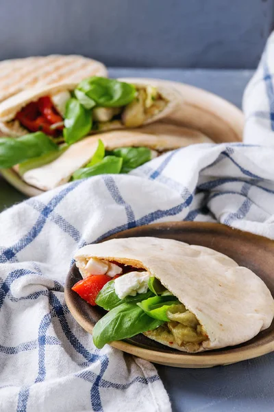 Sandwiches de pan de pita con verduras —  Fotos de Stock