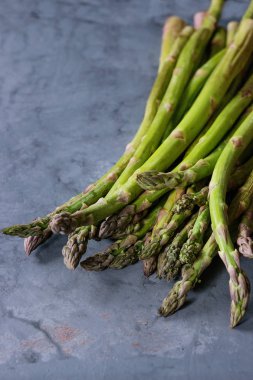 Bohça-in genç yeşil kuşkonmaz