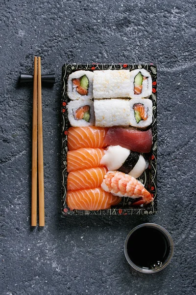 Sushi som nigiri och rullar — Stockfoto