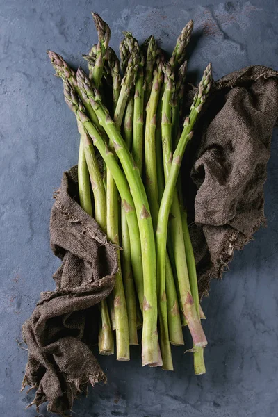 Pacchetto di giovani asparagi verdi — Foto Stock