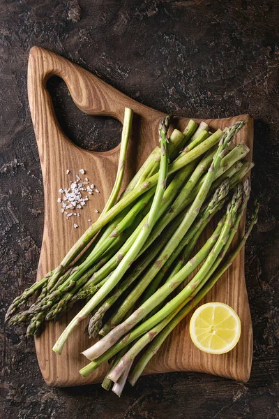 Bundle of young green asparagus — Stock Photo, Image