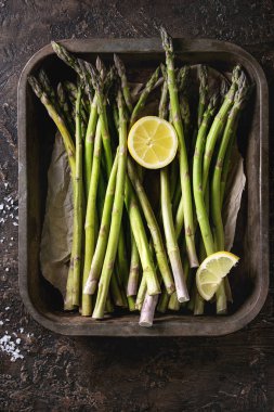 Bohça-in genç yeşil kuşkonmaz