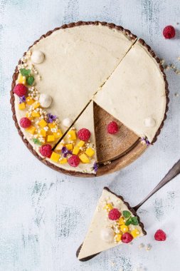 Mango ve ahududu ile Çikolatalı tart