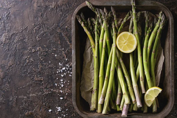 Paquete de espárragos verdes jóvenes —  Fotos de Stock