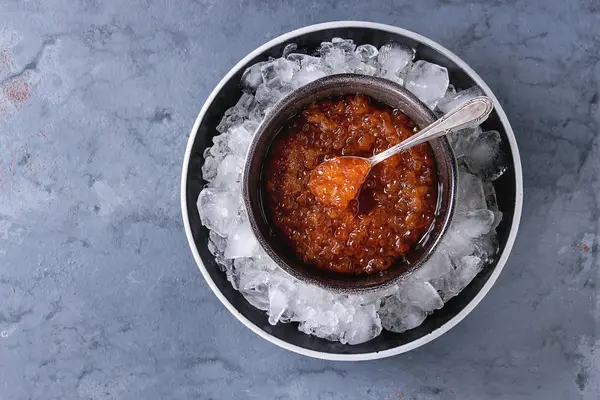 Tigela de caviar vermelho — Fotografia de Stock