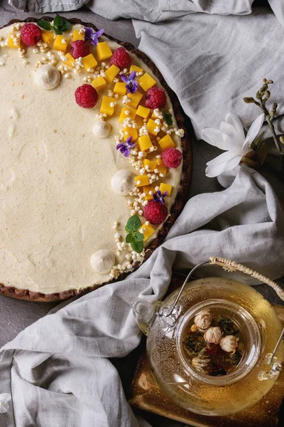 Шоколадный пирог с манго и малиной — стоковое фото