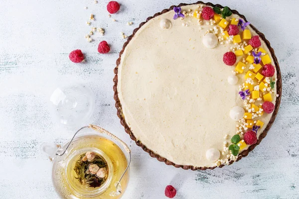 Torta de chocolate com manga e framboesas — Fotografia de Stock