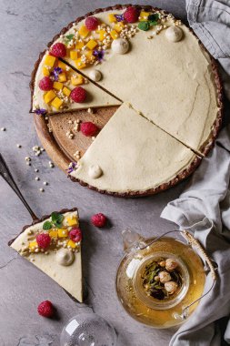 Mango ve ahududu ile Çikolatalı tart