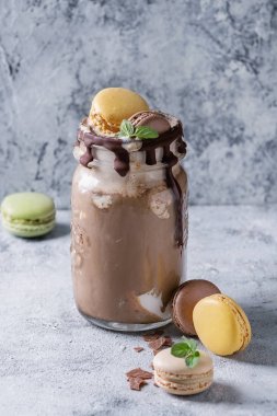 Çikolatalı milkshake dondurma ile