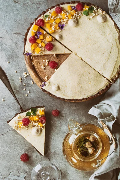 Torta de chocolate com manga e framboesas — Fotografia de Stock