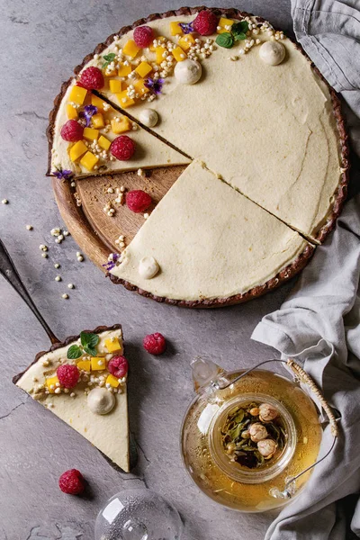 Mango ve ahududu ile Çikolatalı tart — Stok fotoğraf