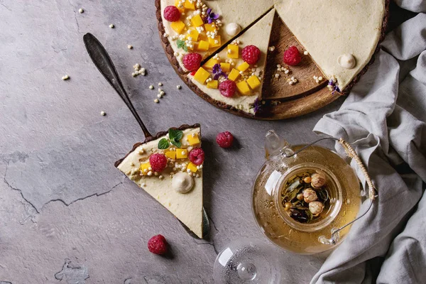 Crostata al cioccolato con mango e lamponi — Foto Stock