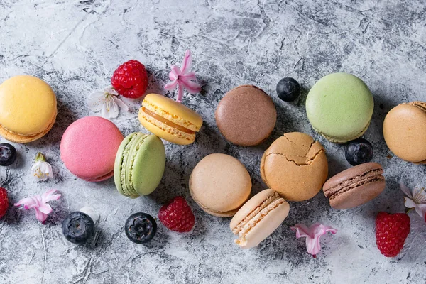 Variedade de macaroons de sobremesa franceses — Fotografia de Stock
