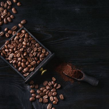 Siyah üzerine kavrulmuş kahve çekirdekleri