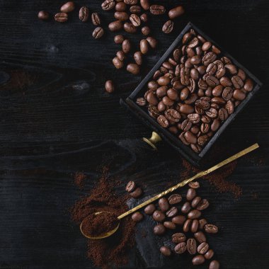 Siyah üzerine kavrulmuş kahve çekirdekleri