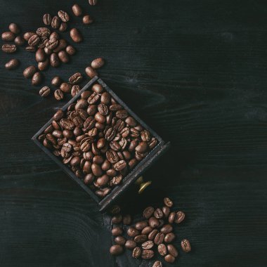 Siyah üzerine kavrulmuş kahve çekirdekleri