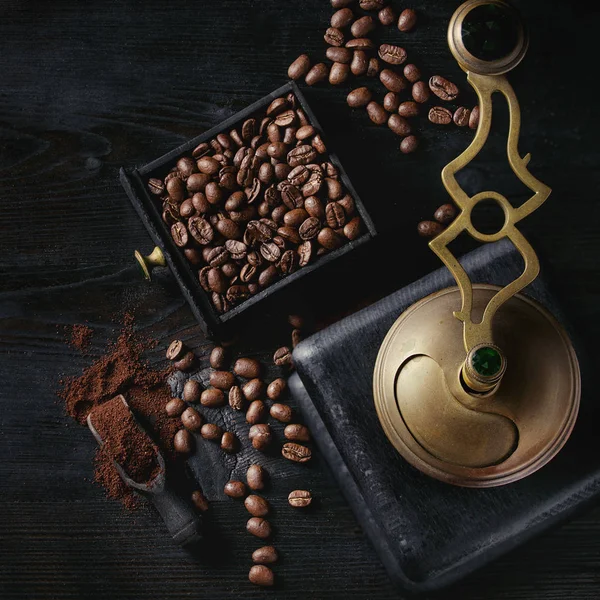 Pražená kávová zrna nad černou — Stock fotografie