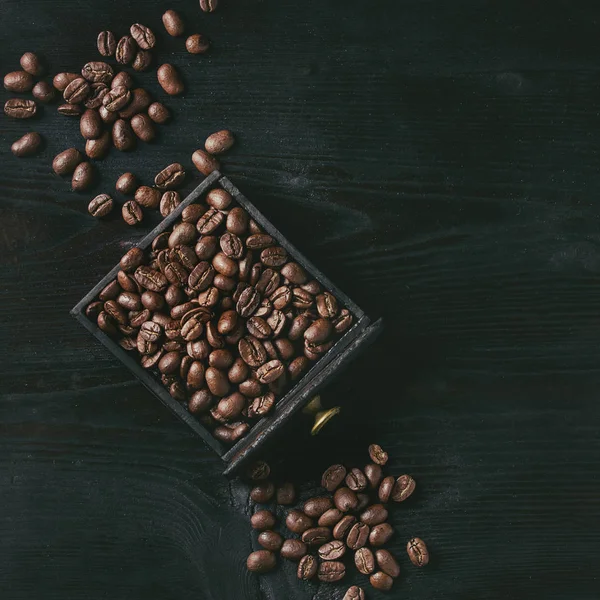 Grains de café torréfiés sur noir — Photo