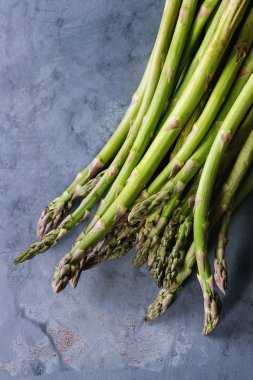 Bohça-in genç yeşil kuşkonmaz