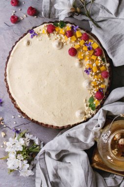 Mango ve ahududu ile Çikolatalı tart