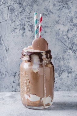 Çikolatalı milkshake dondurma ile