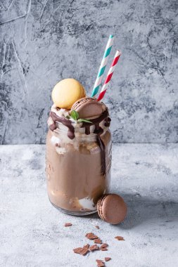 Çikolatalı milkshake dondurma ile
