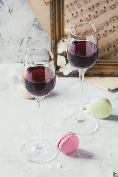 Vino de Oporto con macarrones de postre francés — Foto de Stock