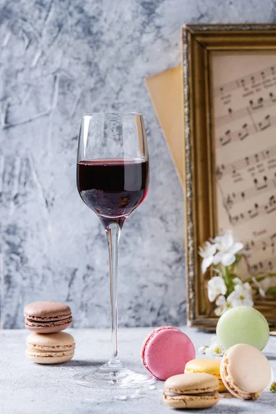 Vino de Oporto con macarrones de postre francés — Foto de Stock