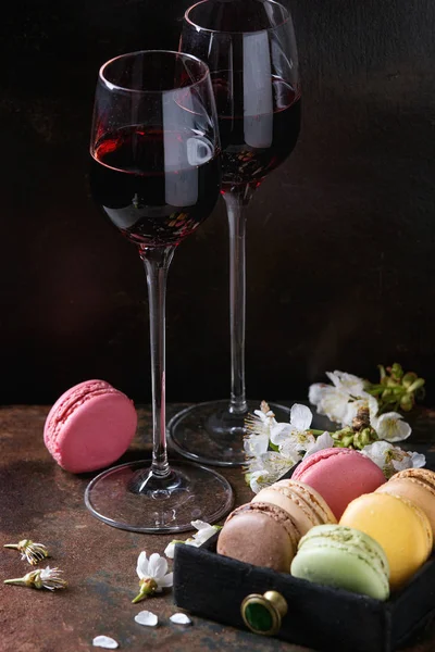 Портове вино з французьким десертом макарунами — стокове фото