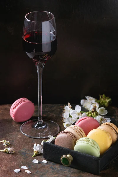 Port wine with french dessert macaroons — Stock Photo, Image