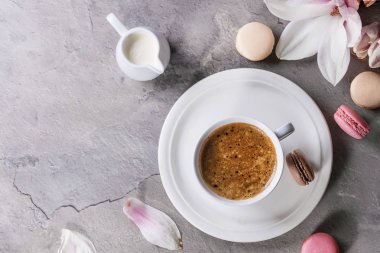 Manolya ile siyah kahve