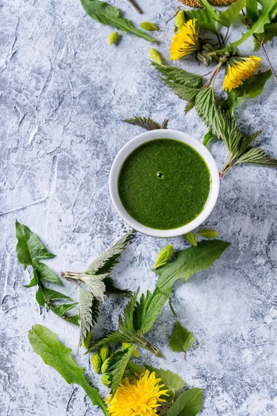 Frühlingsnessel und Löwenzahn-Smoothie — Stockfoto