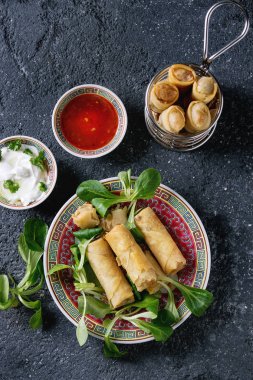 Soslu kızarmış bahar rulolar