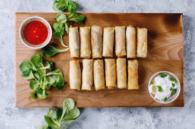 Soslu kızarmış bahar rulolar