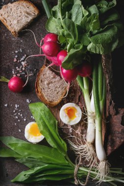 Ekmek ve sebze ile öğle yemeği