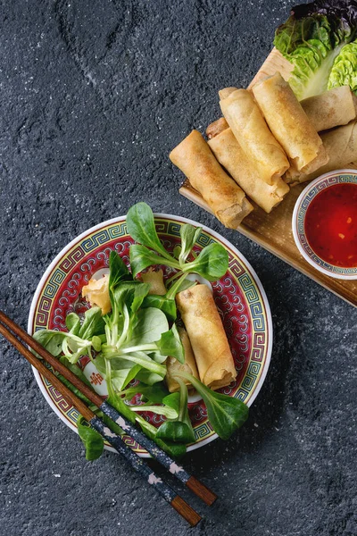 Gebratene Frühlingsrollen mit Sauce — Stockfoto