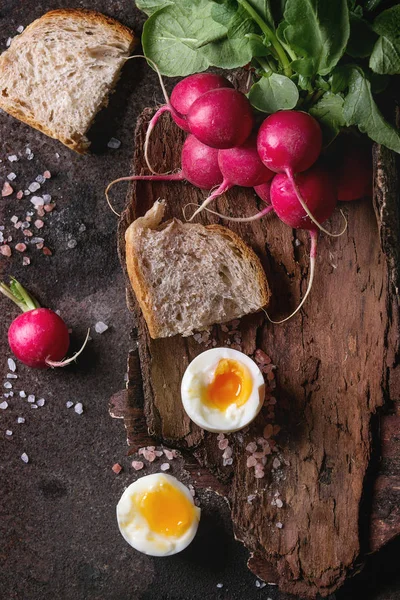 Lunch med grönsaker och bröd — Stockfoto