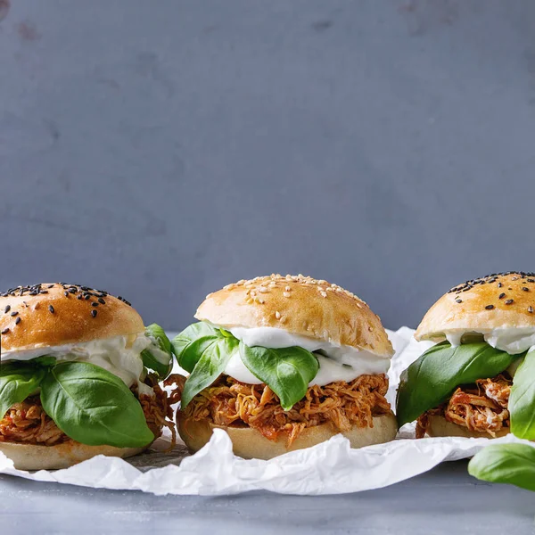 Mini hamburguesas caseras con pollo tirado — Foto de Stock