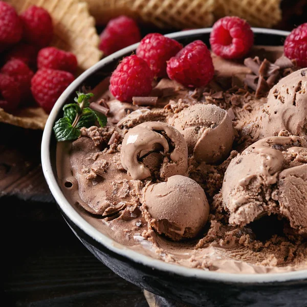 Шоколадное мороженое с малиной — стоковое фото