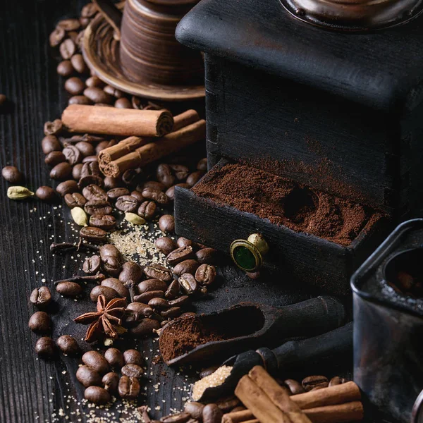 Svart kaffe bönor med kryddor — Stockfoto
