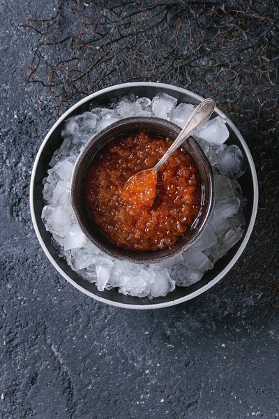 Tigela de caviar vermelho — Fotografia de Stock