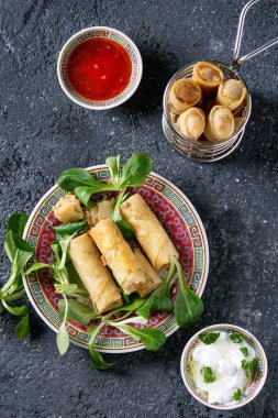 Soslu kızarmış bahar rulolar