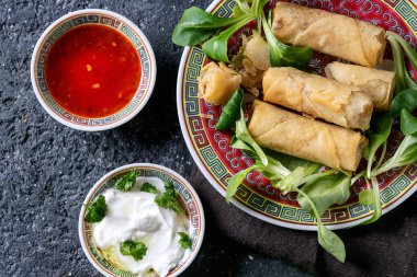 Soslu kızarmış bahar rulolar