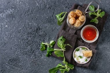 Soslu kızarmış bahar rulolar