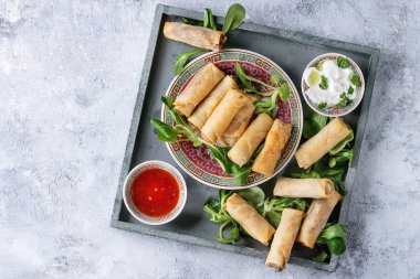 Soslu kızarmış bahar rulolar