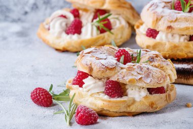 Ahududu ile choux pasta Paris Brest