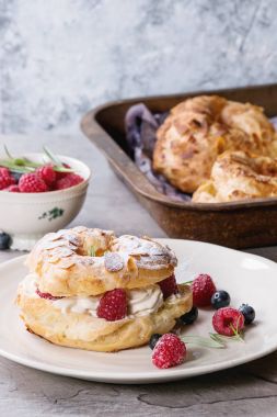 Ahududu ile choux pasta Paris Brest