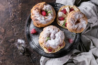 Ahududu ile choux pasta Paris Brest